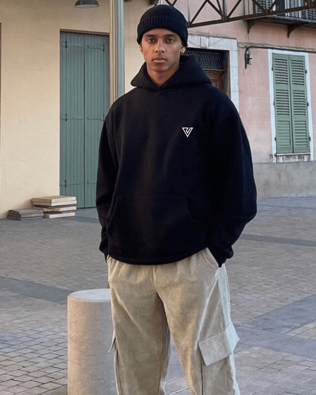 Hoodie Negro Minimal vista 3